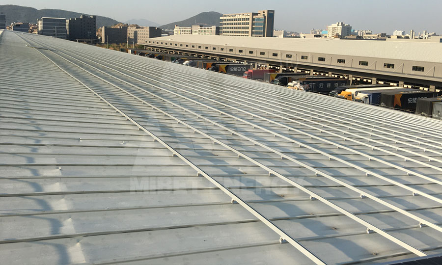 南安物流園彩鋼瓦屋頂支架項(xiàng)目
