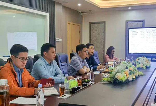 集美區領導與邁貝特高層探討問題