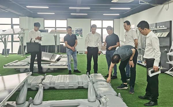 集美區(qū)領導參觀邁貝特光伏產品展廳