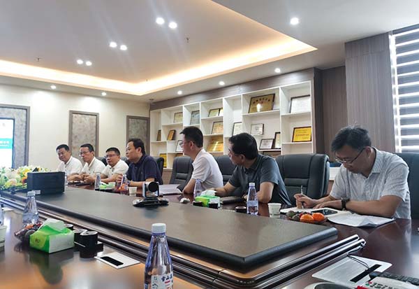 陳熹董事長攜高管團(tuán)隊與黃曉舟常務(wù)副市長一行會議交流中-2