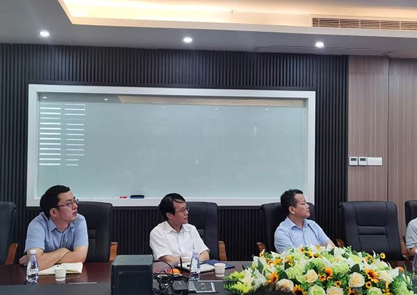 陳熹董事長攜高管團(tuán)隊與黃曉舟常務(wù)副市長一行會議交流中-3