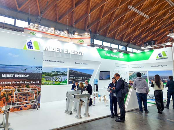 邁貝特意大利展展位-參展客戶在了解產品