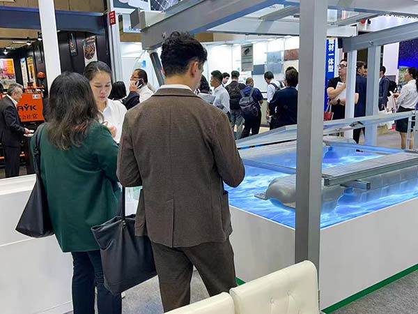 來賓參觀了解產品