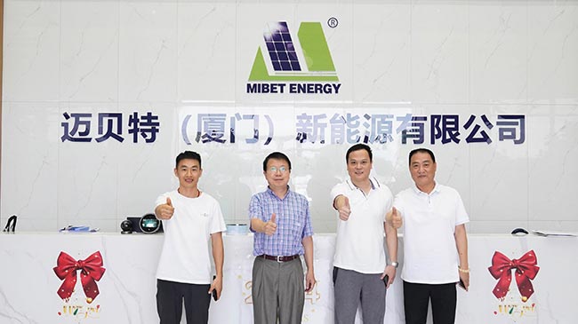 邁貝特領(lǐng)導(dǎo)與會(huì)長(zhǎng)、秘書長(zhǎng)合影