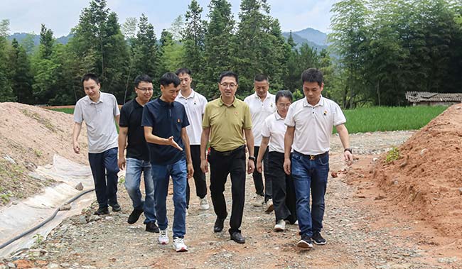 邁貝特深入永春縣曲斗村，開展黨建村企聯(lián)建